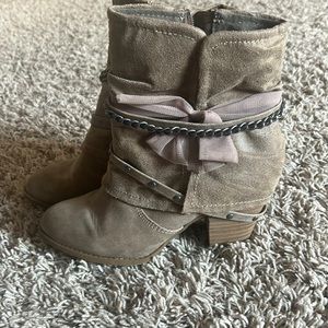 Size 8 heeled brown boots with bow and chain on side